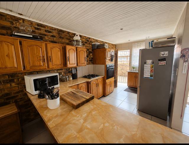 4 BEDROOM TOWNHOUSE FOR SALE IN VANDERBIJLPARK SE 1